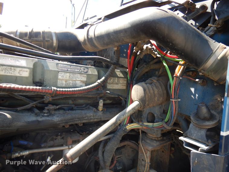 image for item IL9840 2004 Freightliner Classic  semi truck