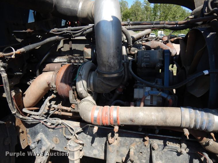 image for item IL9840 2004 Freightliner Classic  semi truck