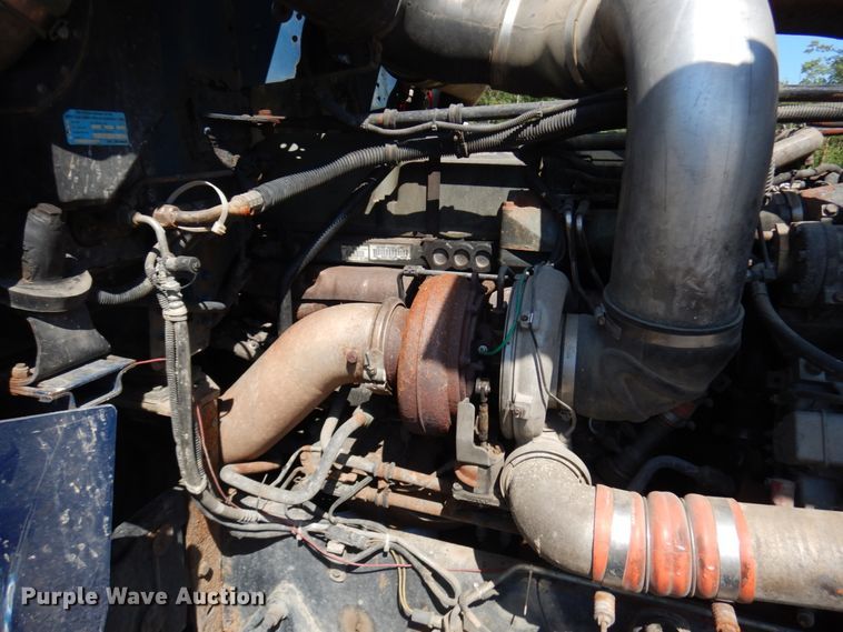 image for item IL9840 2004 Freightliner Classic  semi truck