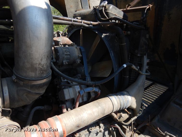 image for item IL9840 2004 Freightliner Classic  semi truck