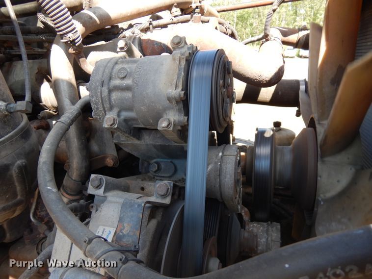 image for item IL9840 2004 Freightliner Classic  semi truck