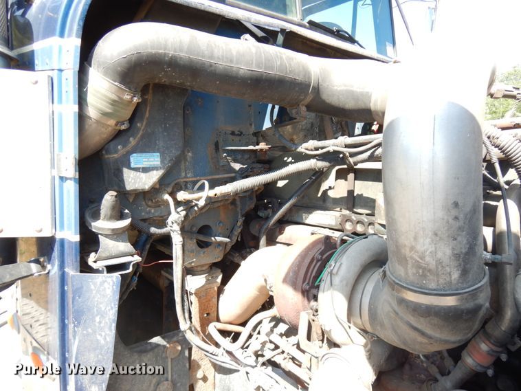 image for item IL9840 2004 Freightliner Classic  semi truck