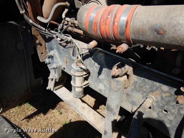 image for item IL9840 2004 Freightliner Classic  semi truck