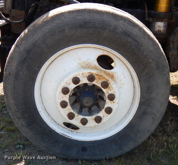 image for item IL9840 2004 Freightliner Classic  semi truck