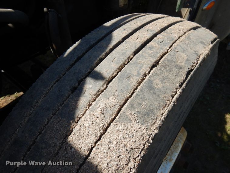 image for item IL9840 2004 Freightliner Classic  semi truck