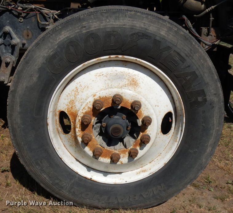 image for item IL9840 2004 Freightliner Classic  semi truck