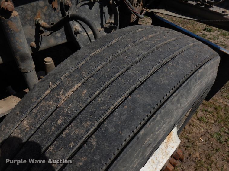 image for item IL9840 2004 Freightliner Classic  semi truck