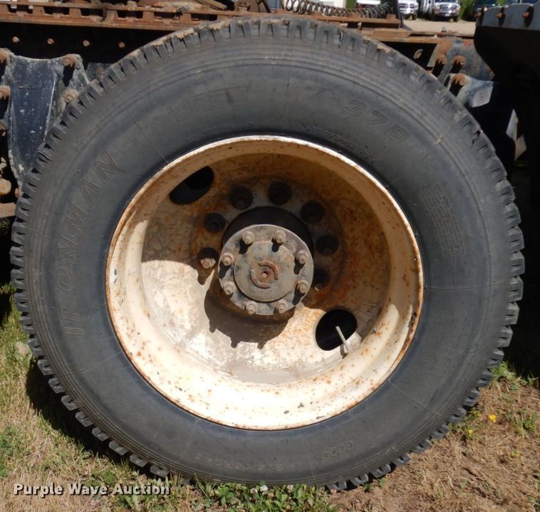 image for item IL9840 2004 Freightliner Classic  semi truck