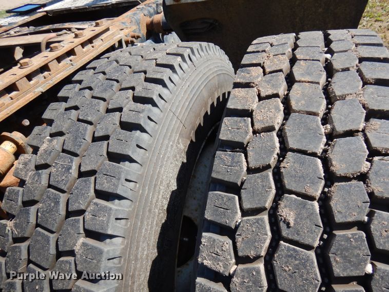 image for item IL9840 2004 Freightliner Classic  semi truck