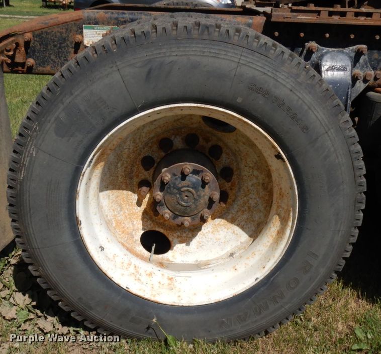 image for item IL9840 2004 Freightliner Classic  semi truck