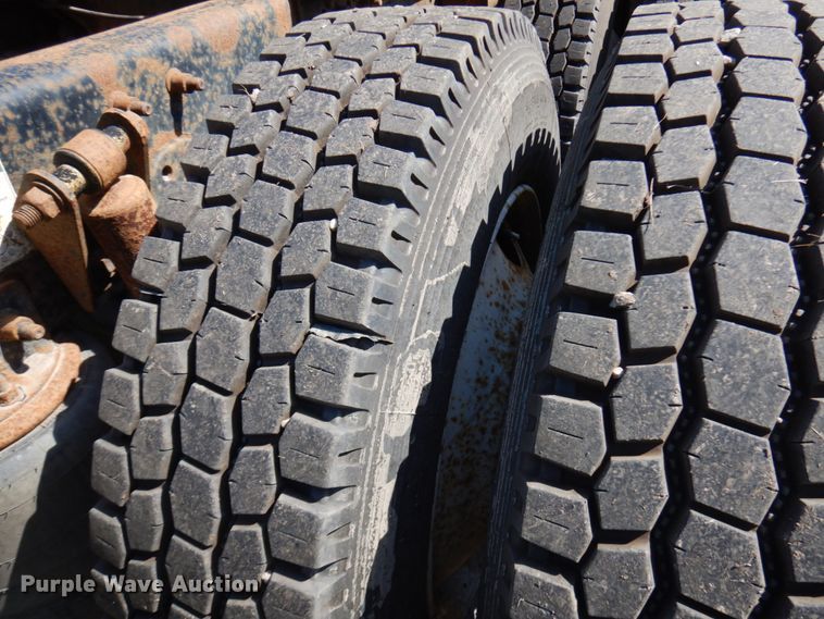 image for item IL9840 2004 Freightliner Classic  semi truck