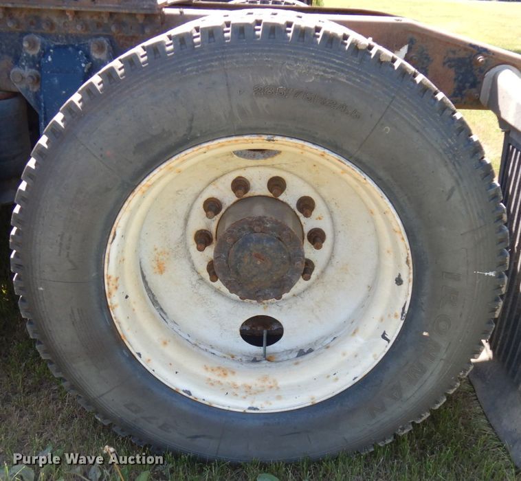 image for item IL9840 2004 Freightliner Classic  semi truck