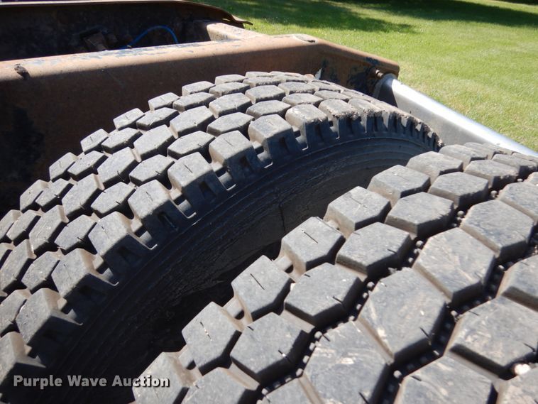 image for item IL9840 2004 Freightliner Classic  semi truck