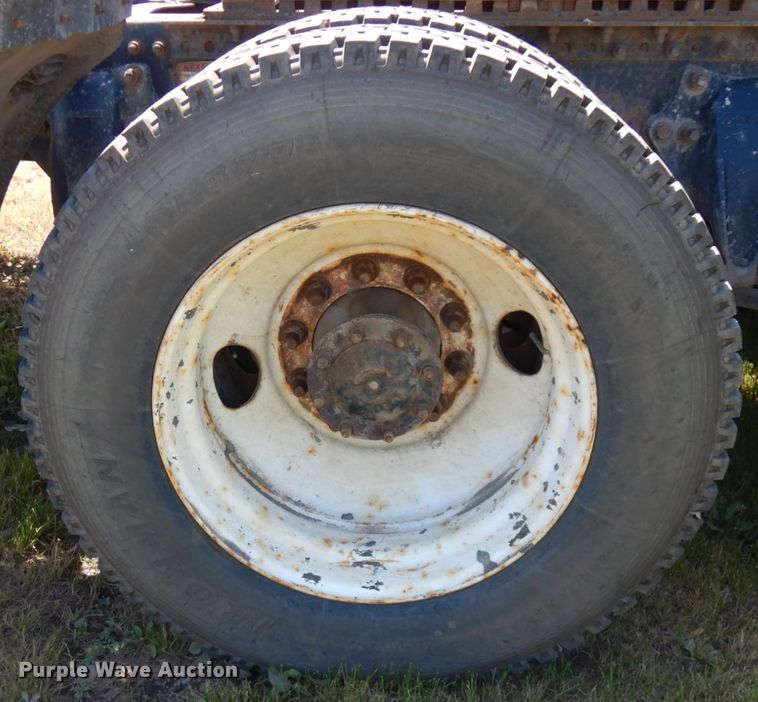 image for item IL9840 2004 Freightliner Classic  semi truck