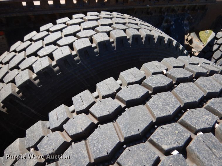 image for item IL9840 2004 Freightliner Classic  semi truck