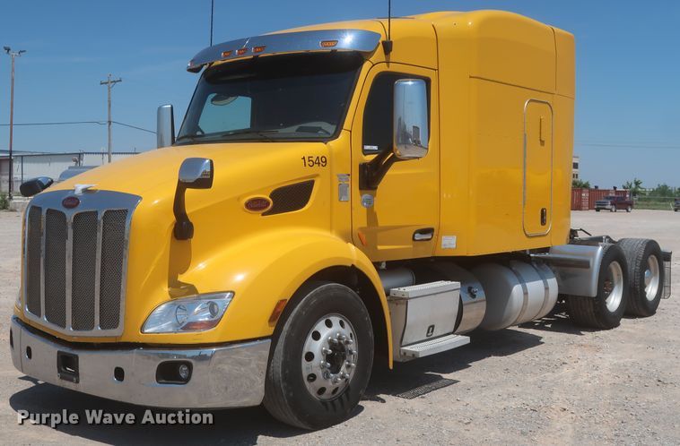 image for item IO9189 2016 Peterbilt 579  semi truck