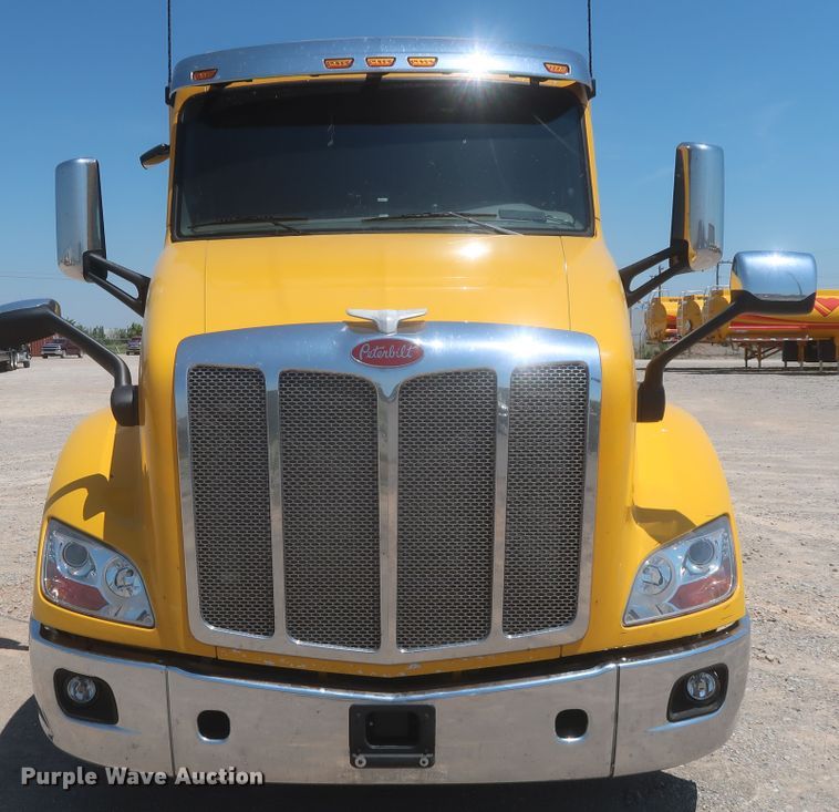 image for item IO9189 2016 Peterbilt 579  semi truck