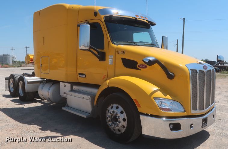 image for item IO9189 2016 Peterbilt 579  semi truck
