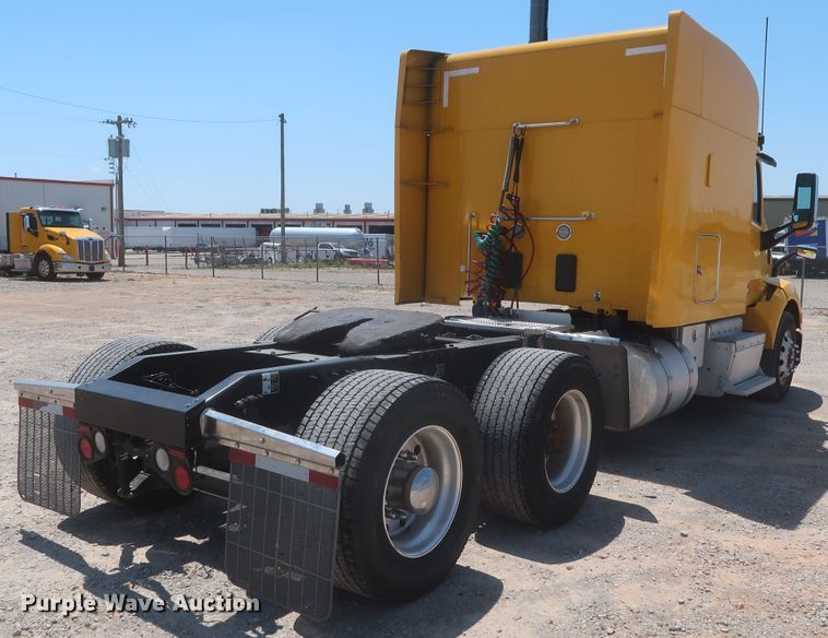 image for item IO9189 2016 Peterbilt 579  semi truck