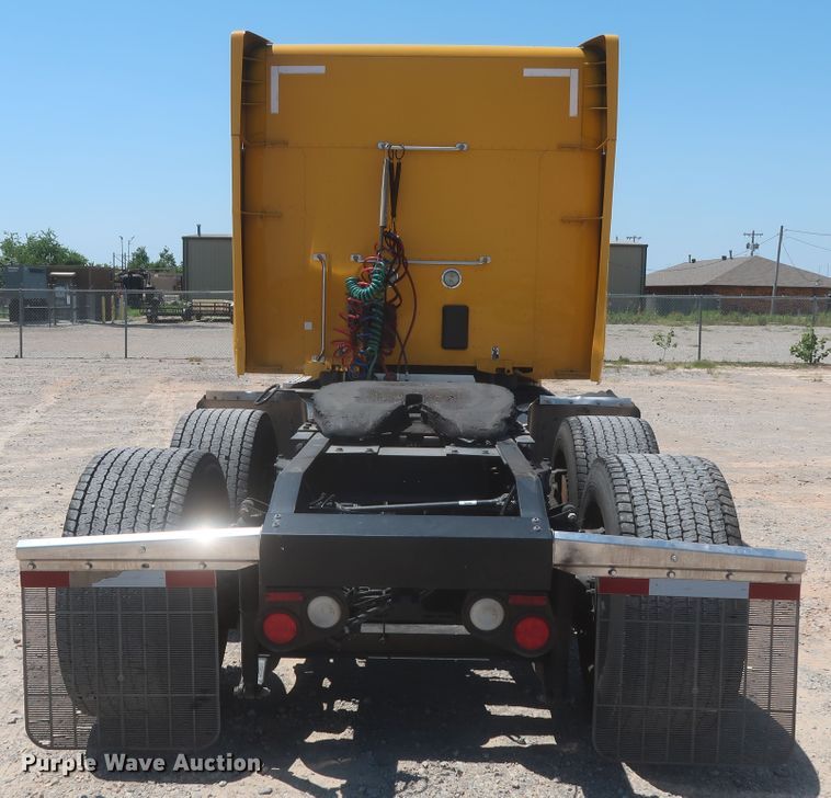 image for item IO9189 2016 Peterbilt 579  semi truck