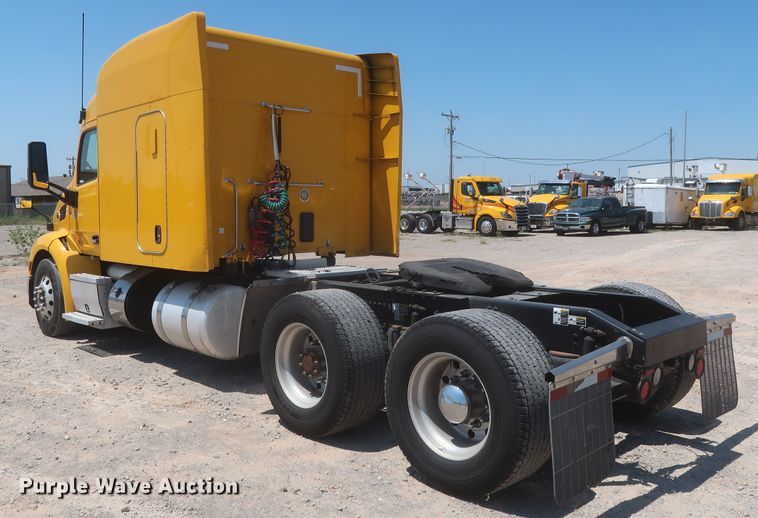 image for item IO9189 2016 Peterbilt 579  semi truck