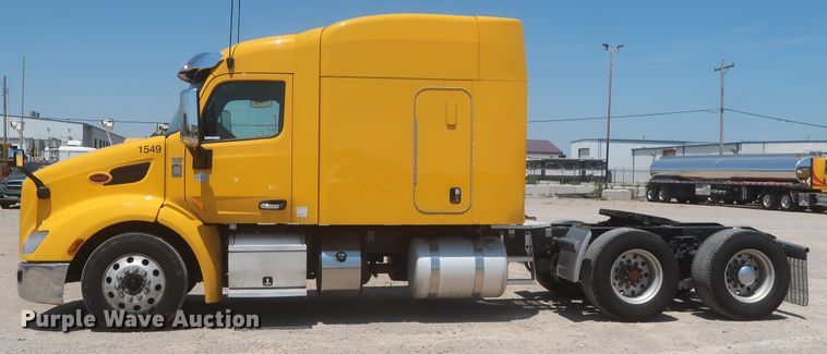 image for item IO9189 2016 Peterbilt 579  semi truck