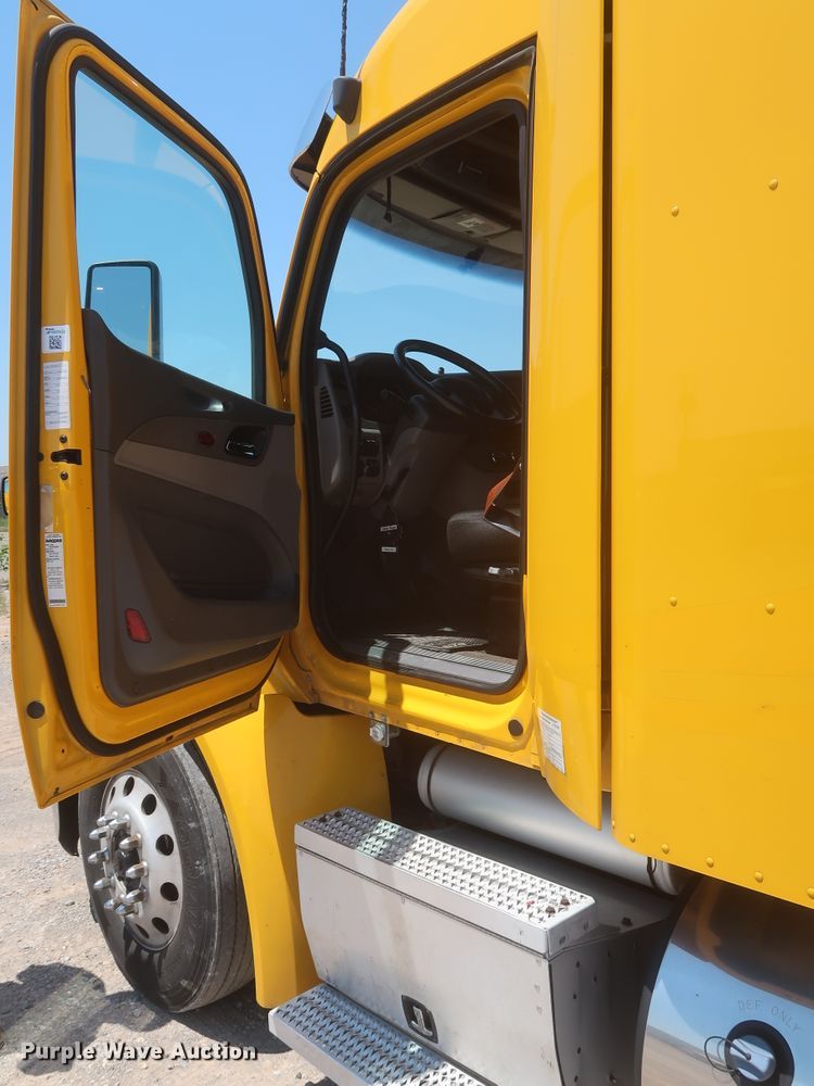 image for item IO9189 2016 Peterbilt 579  semi truck