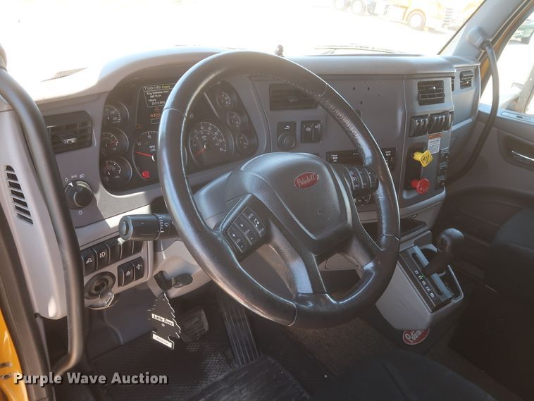 image for item IO9189 2016 Peterbilt 579  semi truck