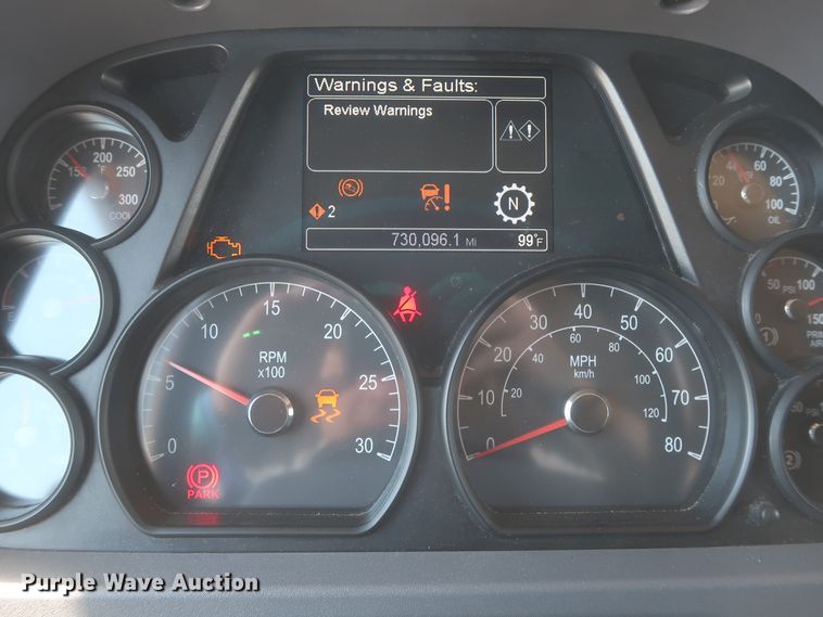 image for item IO9189 2016 Peterbilt 579  semi truck