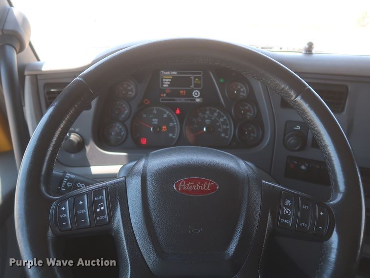 image for item IO9189 2016 Peterbilt 579  semi truck