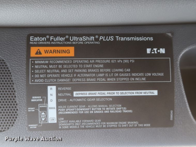 image for item IO9189 2016 Peterbilt 579  semi truck