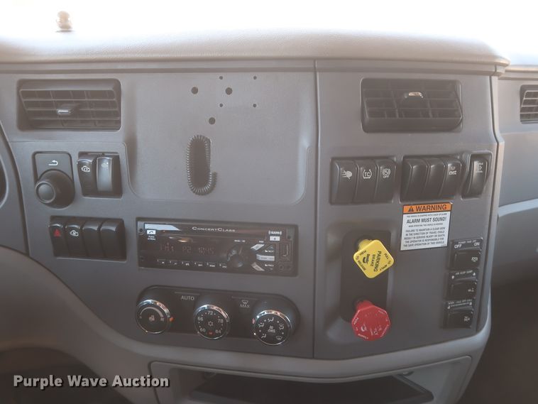 image for item IO9189 2016 Peterbilt 579  semi truck