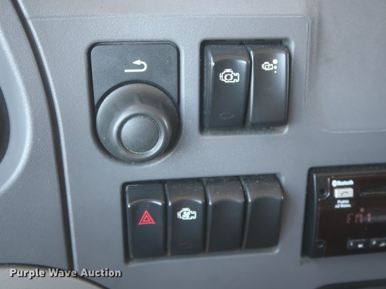 image for item IO9189 2016 Peterbilt 579  semi truck