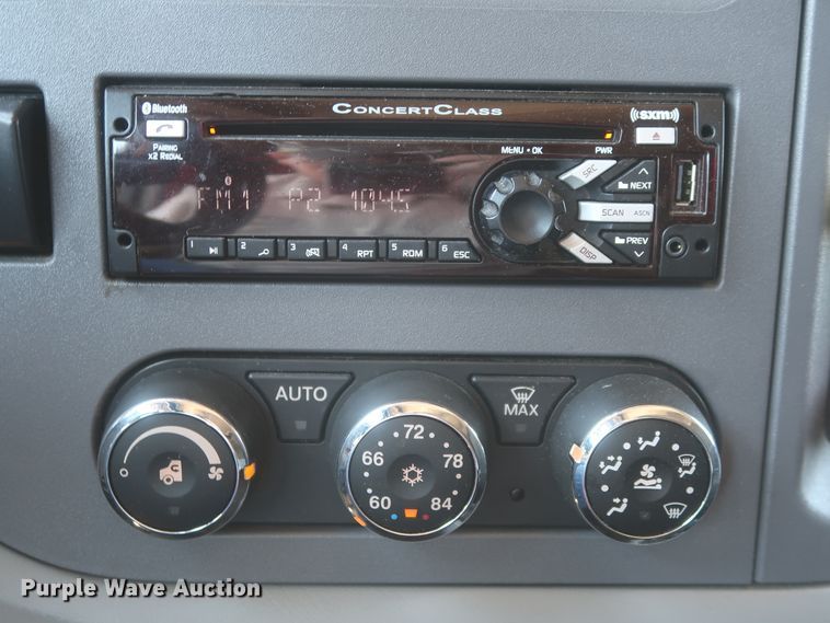 image for item IO9189 2016 Peterbilt 579  semi truck