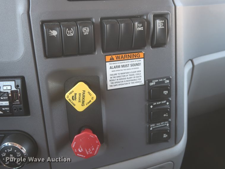 image for item IO9189 2016 Peterbilt 579  semi truck