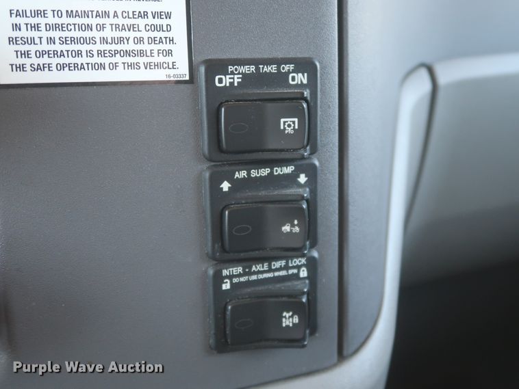 image for item IO9189 2016 Peterbilt 579  semi truck