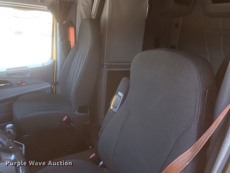 image for item IO9189 2016 Peterbilt 579  semi truck