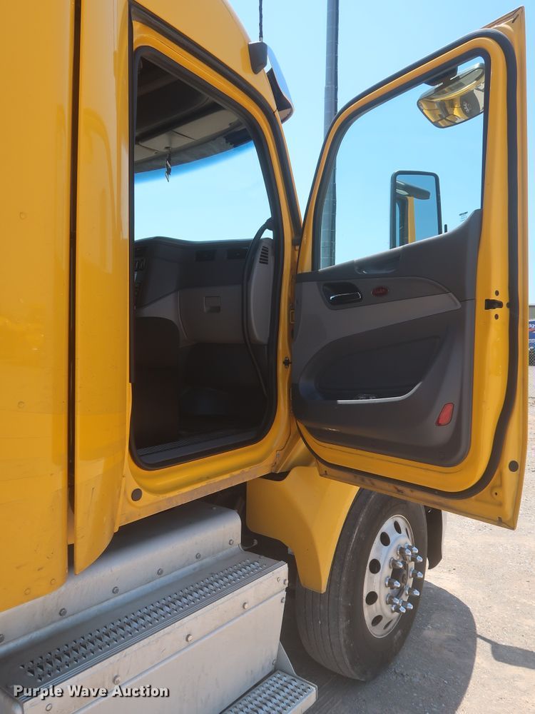 image for item IO9189 2016 Peterbilt 579  semi truck