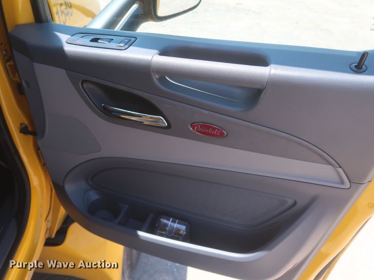 image for item IO9189 2016 Peterbilt 579  semi truck