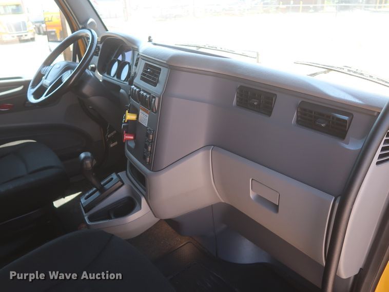 image for item IO9189 2016 Peterbilt 579  semi truck