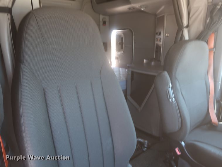 image for item IO9189 2016 Peterbilt 579  semi truck