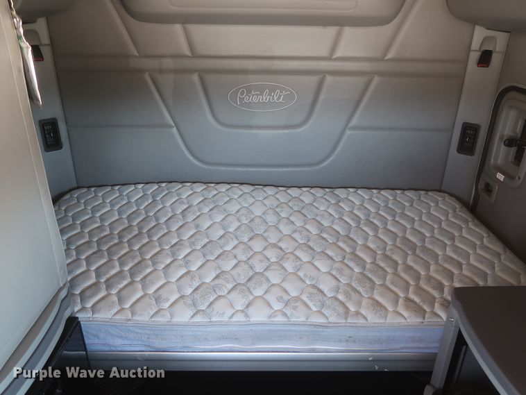 image for item IO9189 2016 Peterbilt 579  semi truck