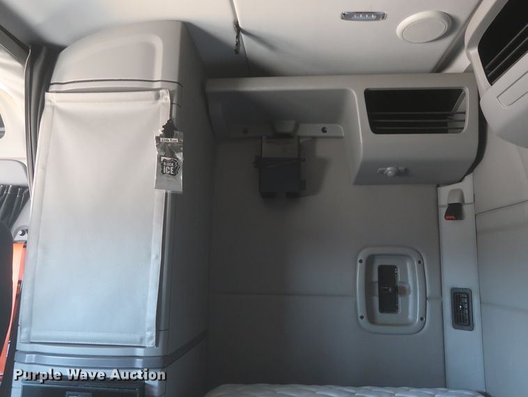 image for item IO9189 2016 Peterbilt 579  semi truck