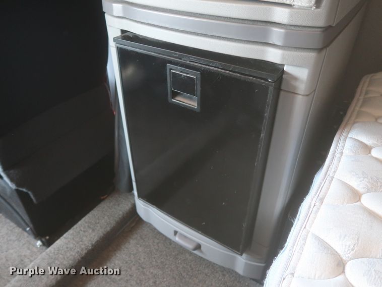 image for item IO9189 2016 Peterbilt 579  semi truck