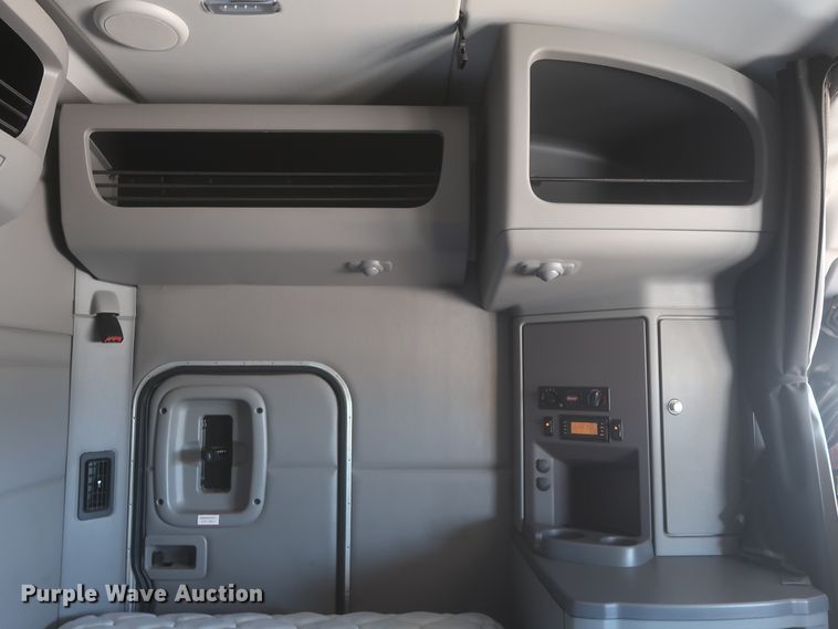 image for item IO9189 2016 Peterbilt 579  semi truck