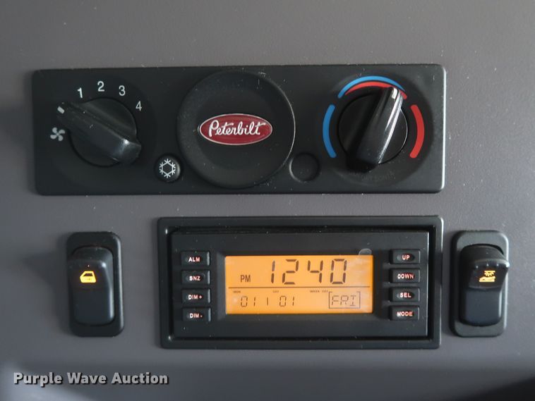 image for item IO9189 2016 Peterbilt 579  semi truck