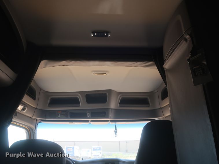 image for item IO9189 2016 Peterbilt 579  semi truck