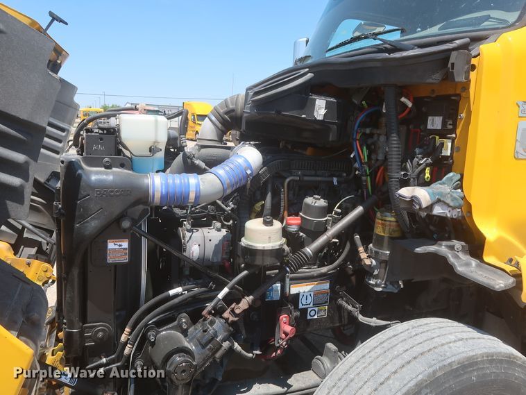 image for item IO9189 2016 Peterbilt 579  semi truck