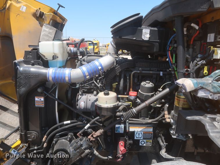 image for item IO9189 2016 Peterbilt 579  semi truck