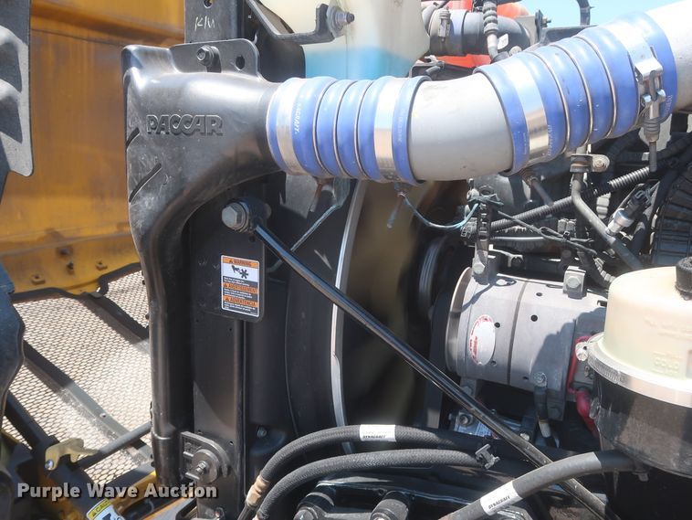 image for item IO9189 2016 Peterbilt 579  semi truck